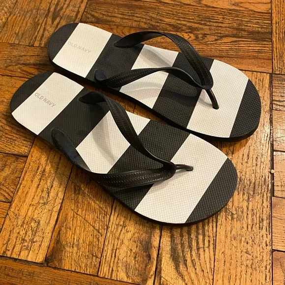 Old Navy | Shoes | Old Navy Mens Black And White Strip Flip  display picture 3
